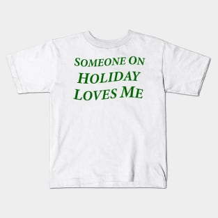 Someone On Holiday Loves Me (Romantic, Aesthetic & Wavy Green Serif Font Text) Kids T-Shirt